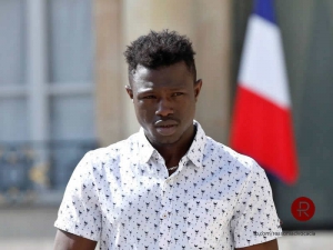 Jovem do Mali passa de imigrante ilegal sem futuro a herói da França